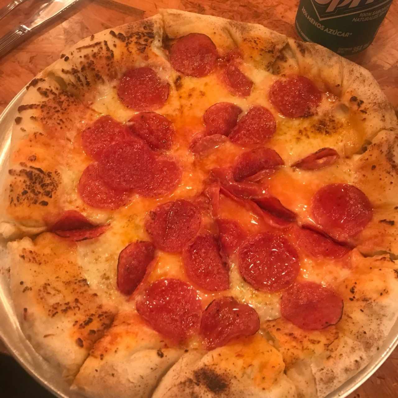 Pizza de peperoni con bordes de quedo crema 