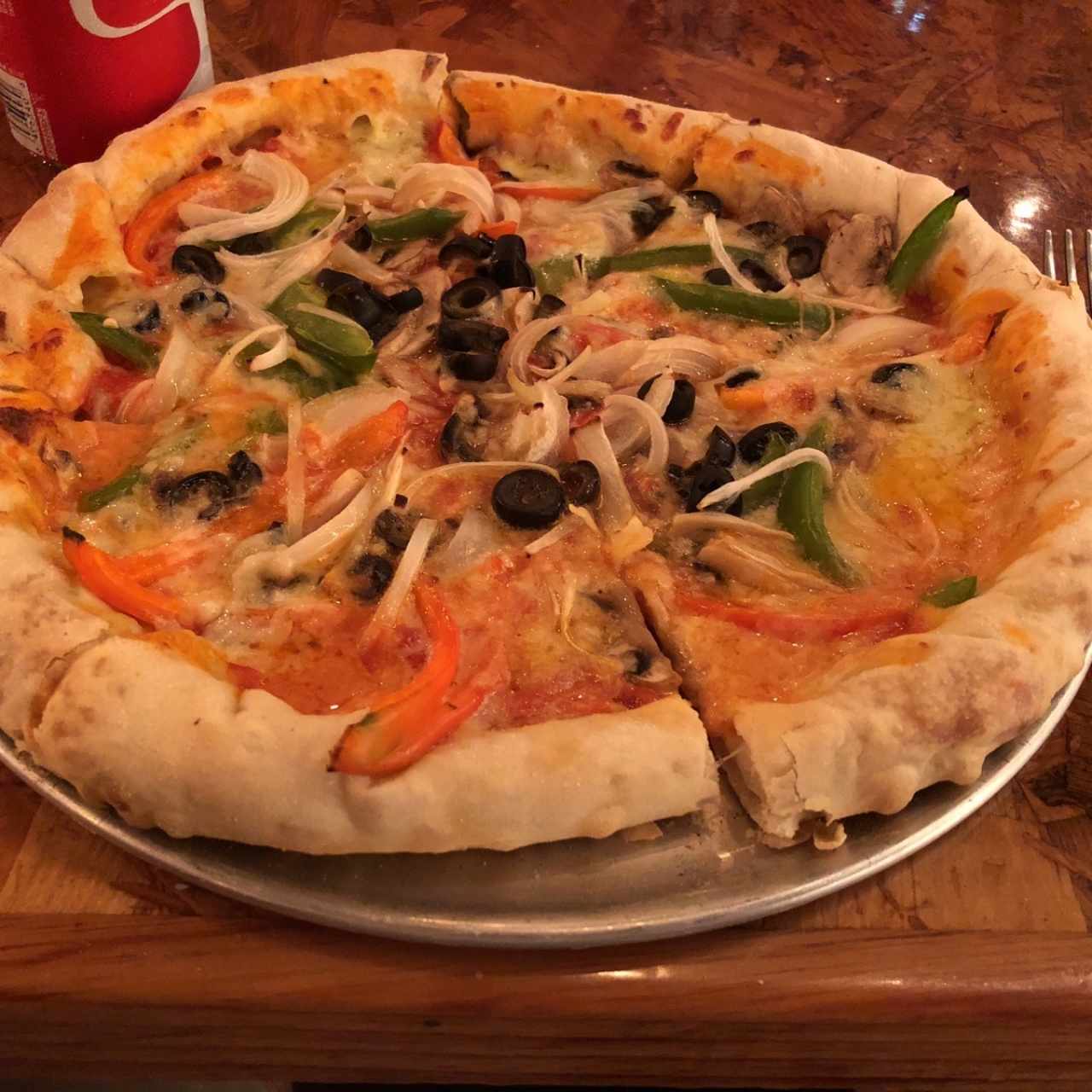 pizza vegetariana con bordes de queso