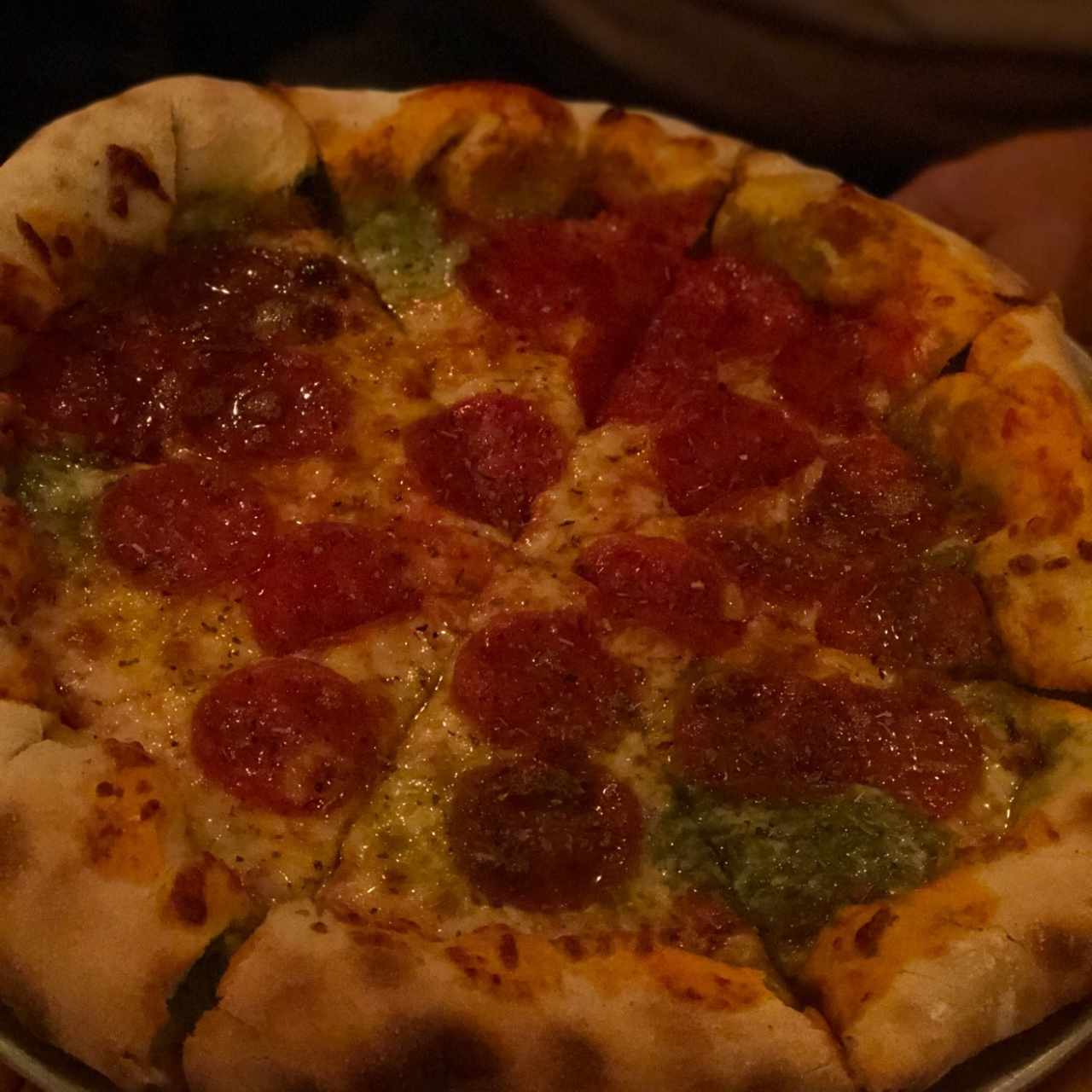 pizza de peperoni con borde relleno de queso mozzarella y pesto