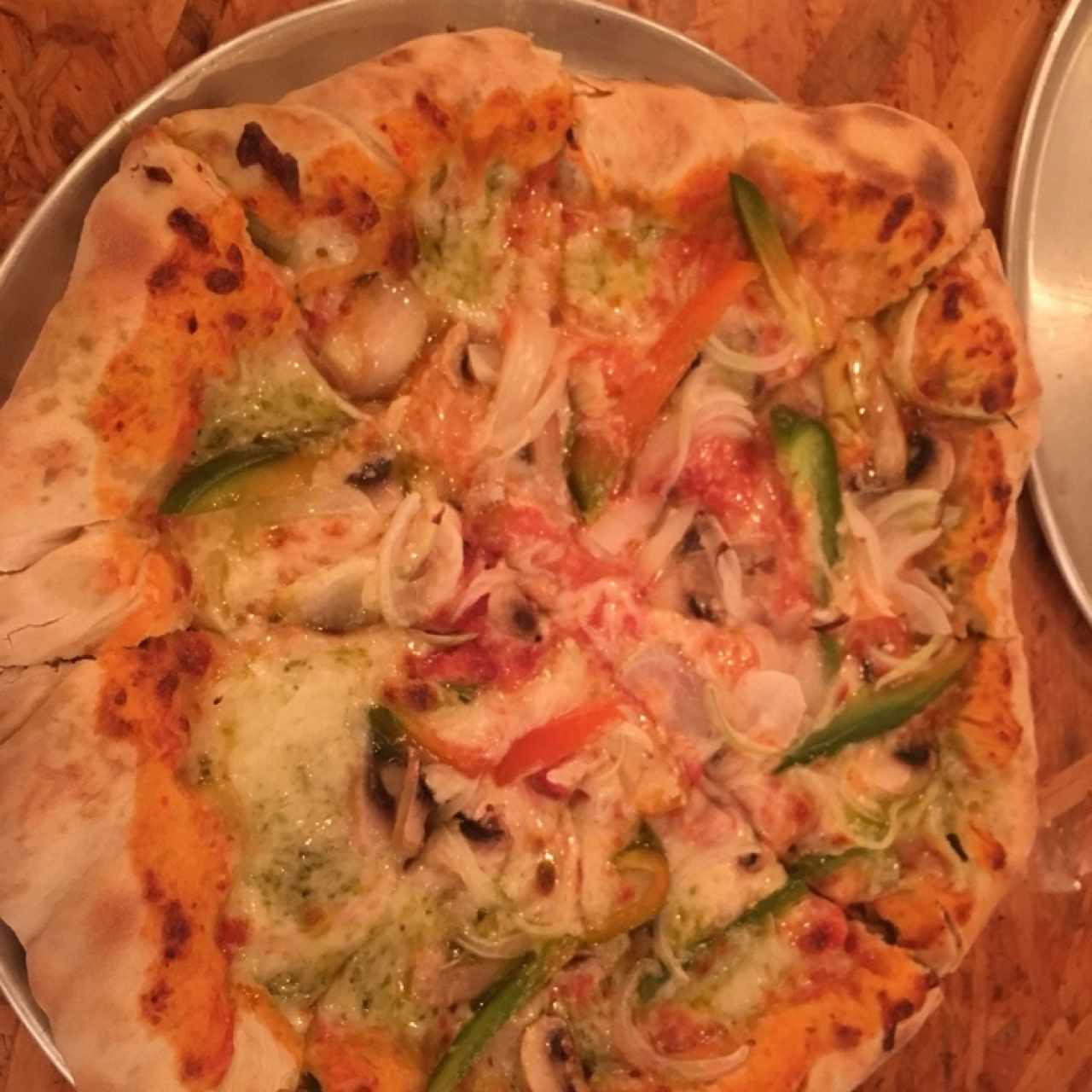 pizza de vegetales con queso y pesto en el borde’ 