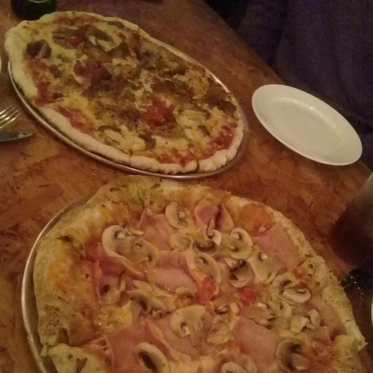 Goyos Pizza y Jamon con Champiñones (Borde de smozarrella y Pesto)