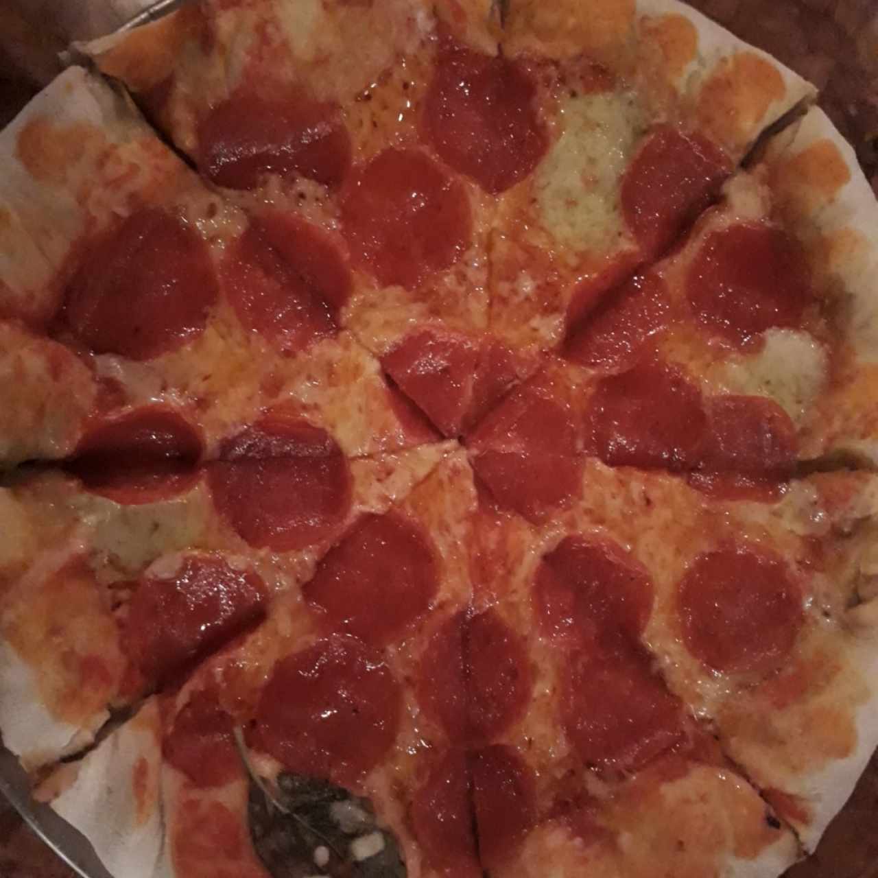 Pizza de Pepperoni con bordes de queso crema y cebollina