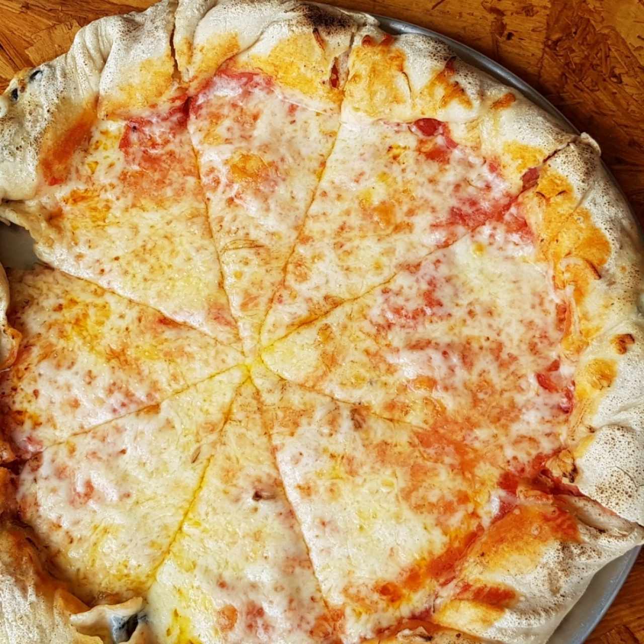 Margarita con borde de mozzarela pepperoni y aceitunas negras 😍