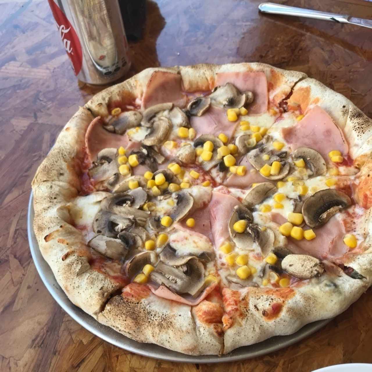 Pizza de hongos y jamón con extra de maíz y borde relleno de pepperoni, mozzarella y aceitunas negras