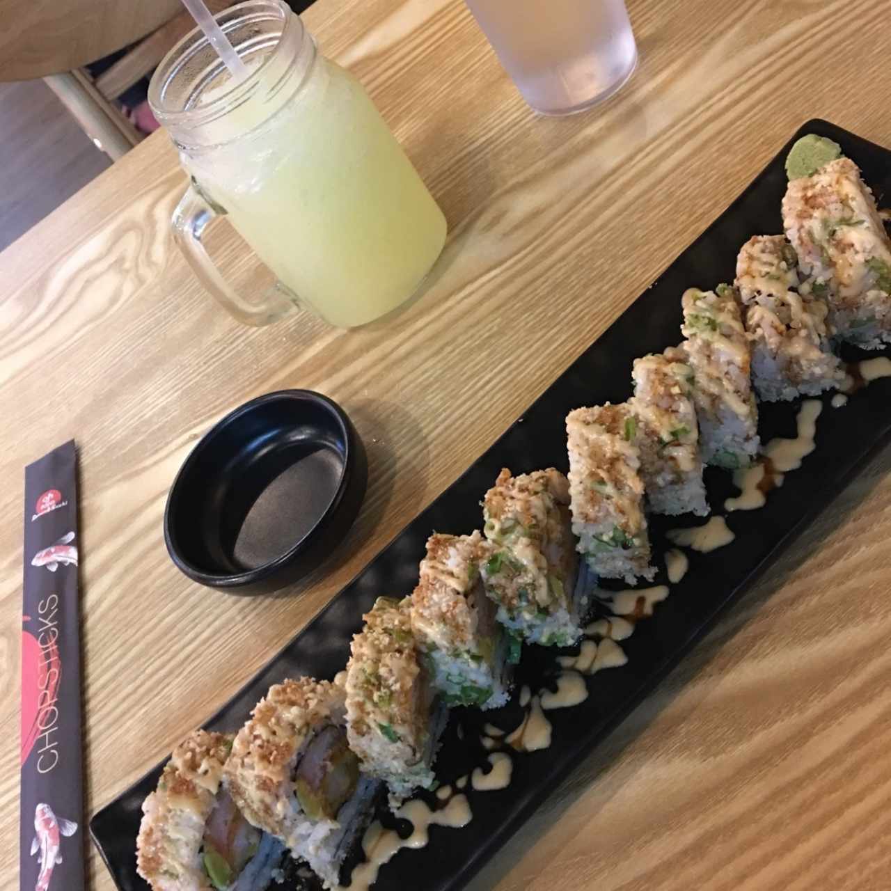 sushi camaron tempura queso crema  y aguacate