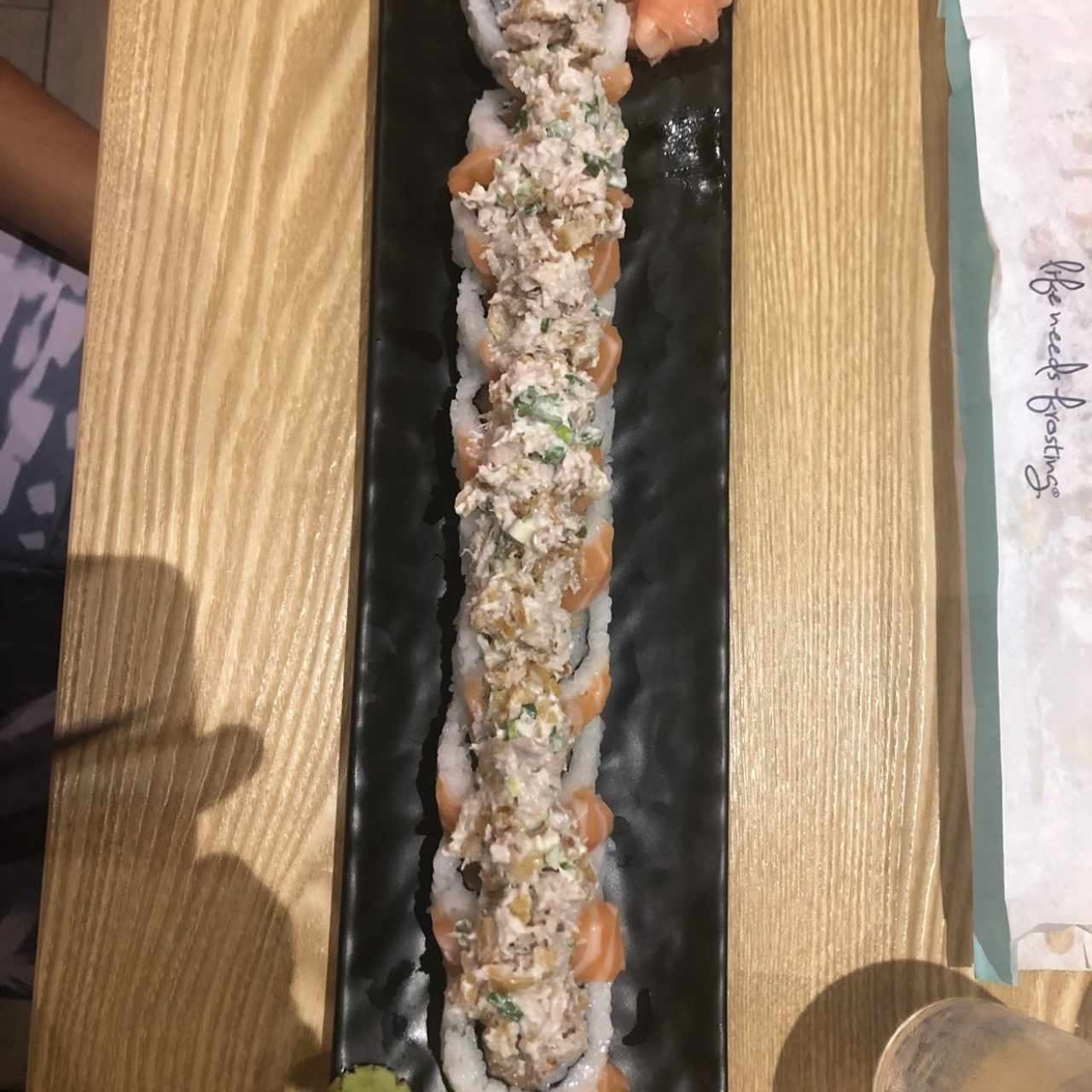 sushi de salmon con topping de atún