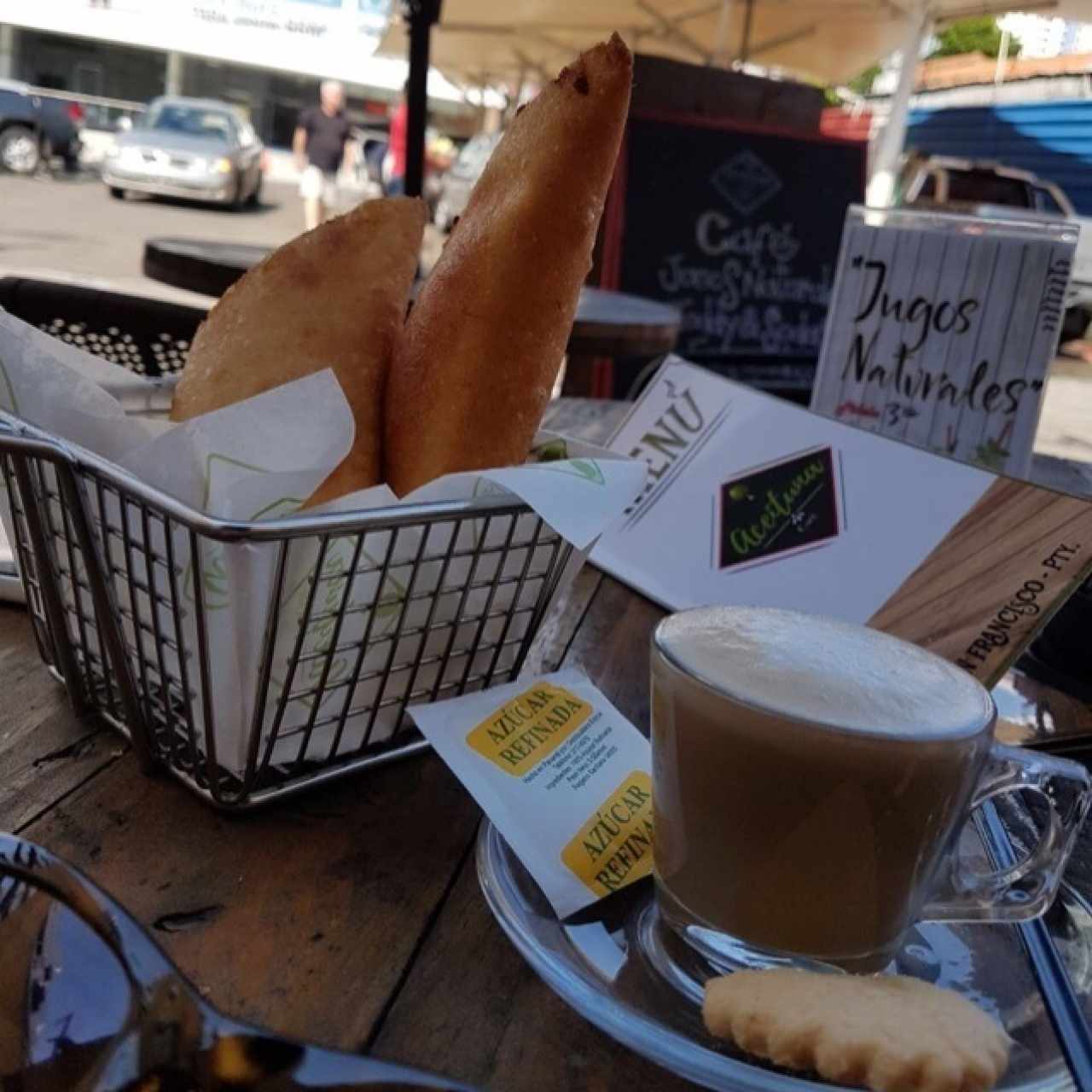Empanadas de Cazon con un excelente Café.
