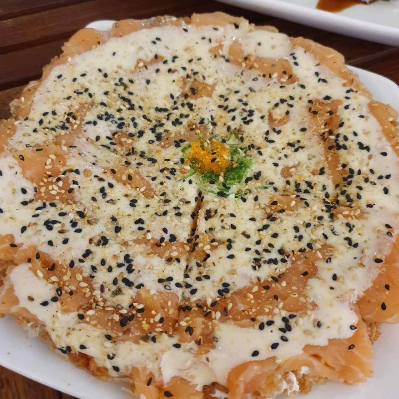 Sushi Pizza de salmón ahumado