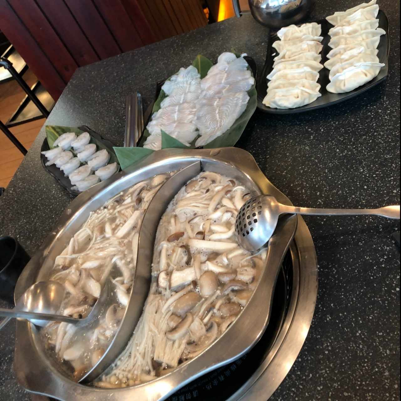 consome de hongos, dumplins, filete de pescado y camarones sin cascara