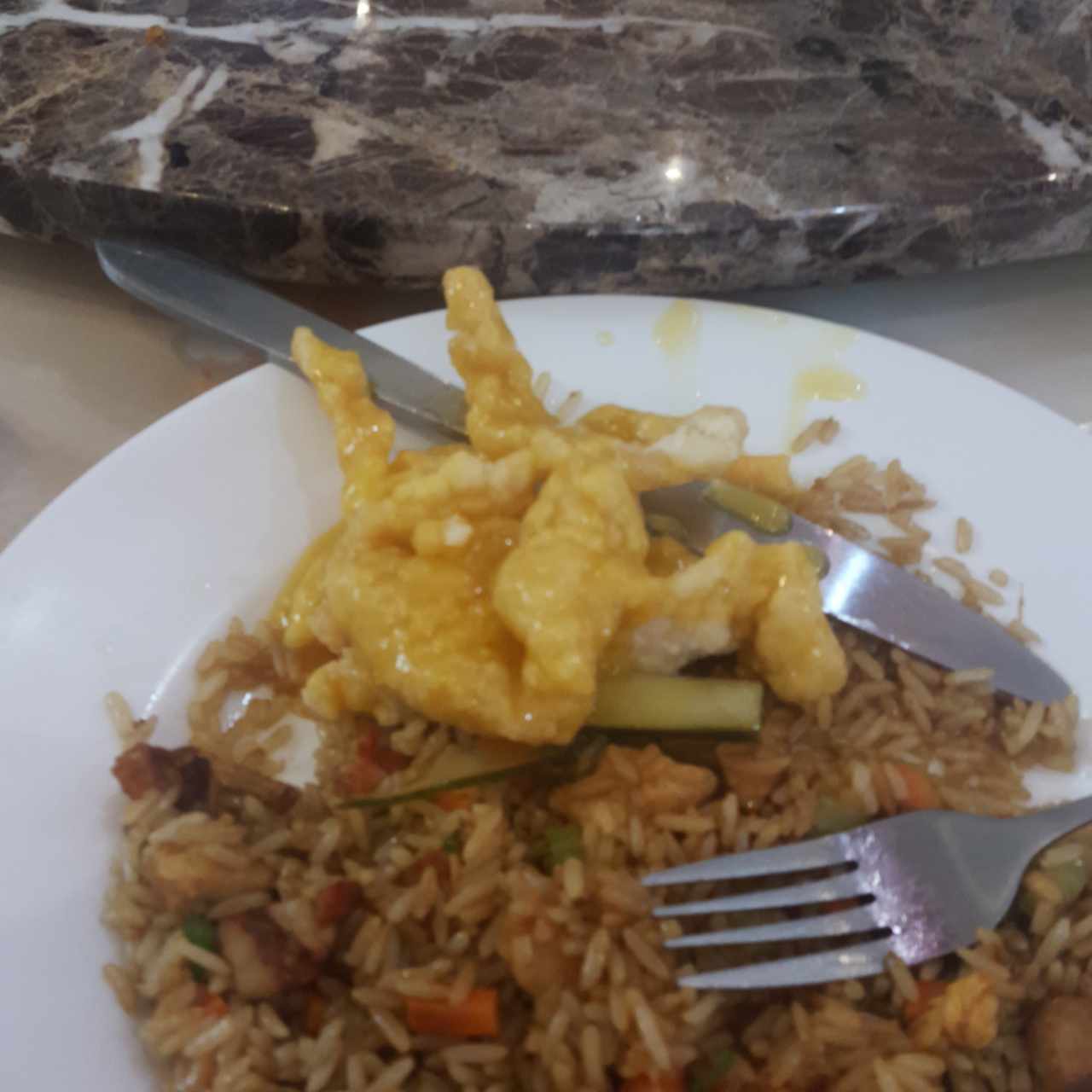arroz frito combinación con pollo a la naranja
