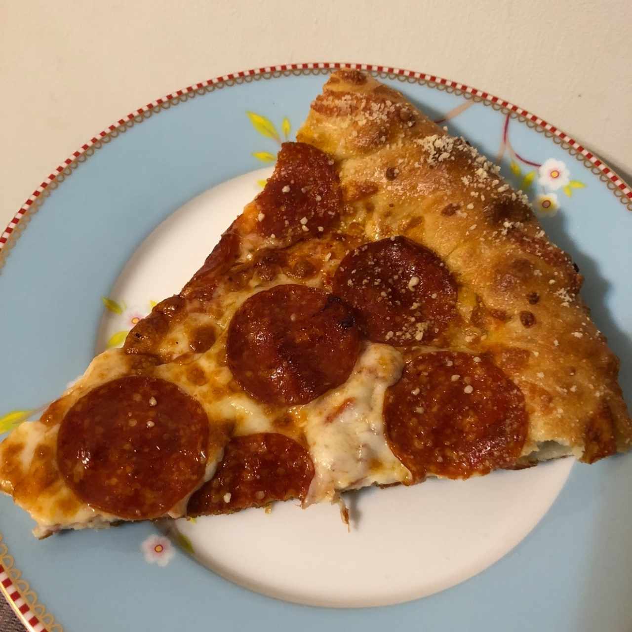 Pizza Pepperoni con borde de queso