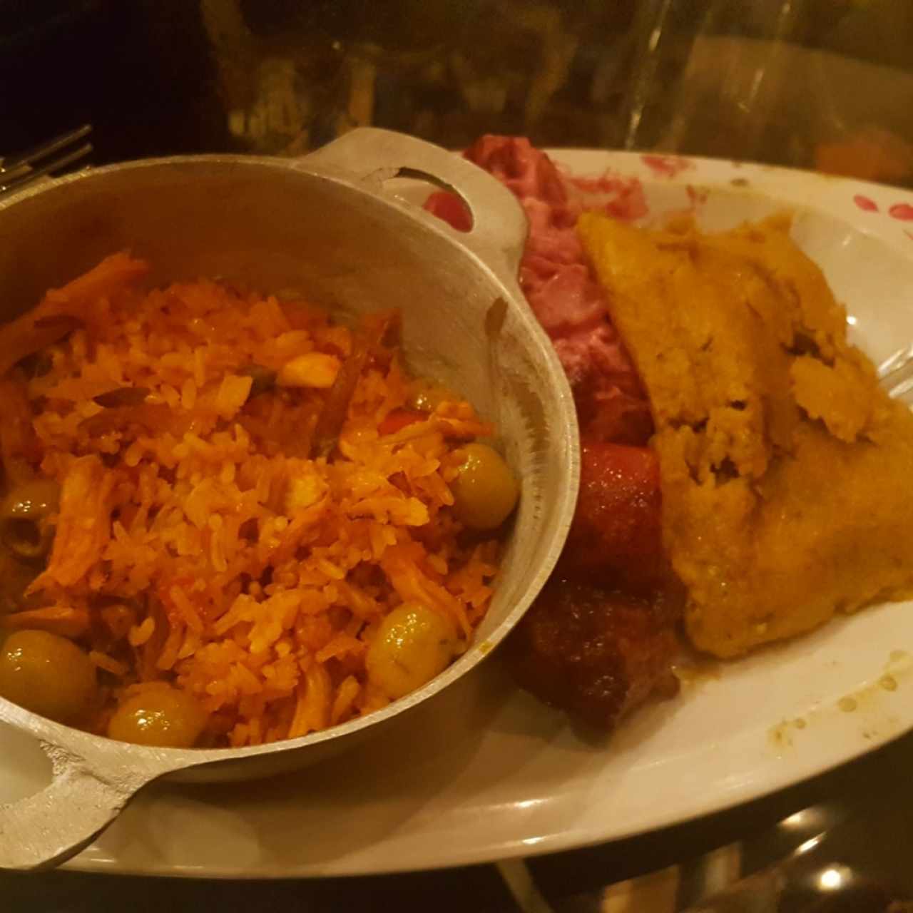 arroz con pollo, ensalada de feria y tamal de olla