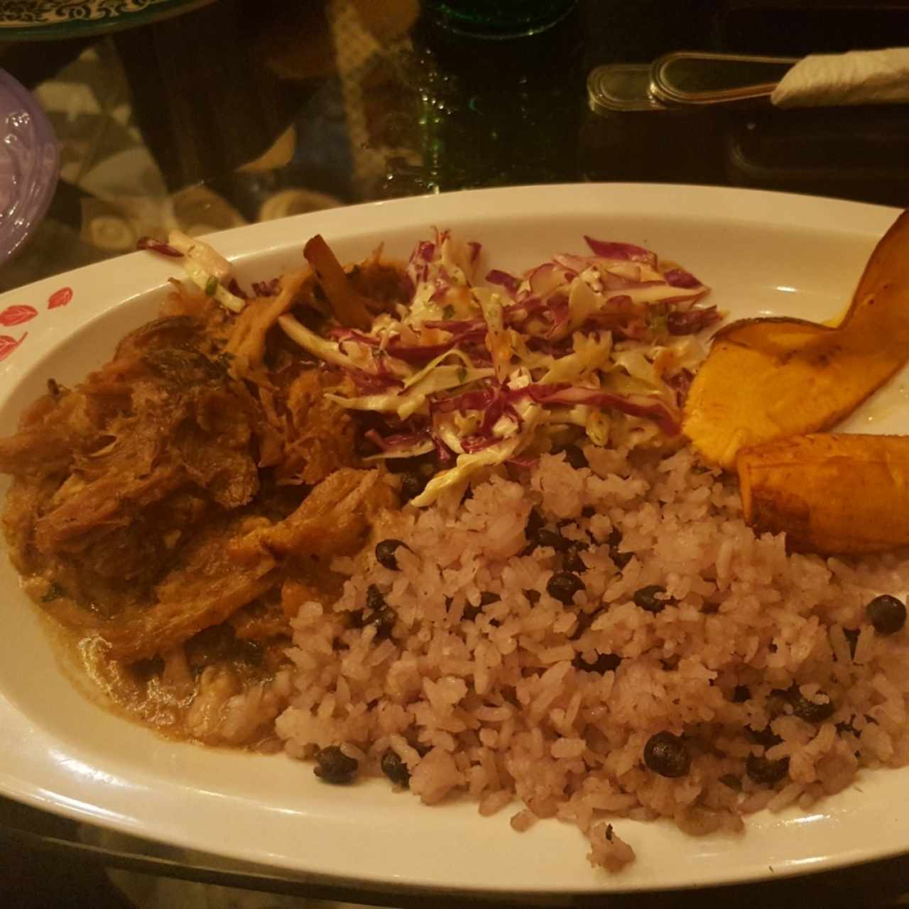 arroz con guandu, lechona, ensalada de repollo y platano