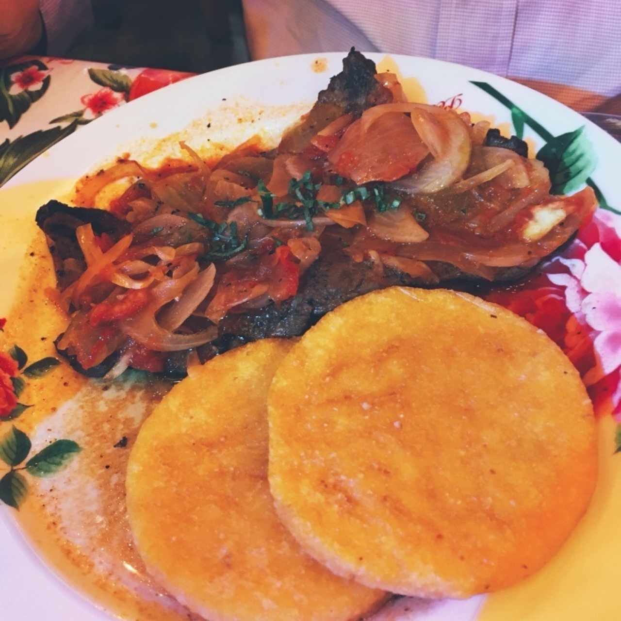 Bistec encebollado con tortilla