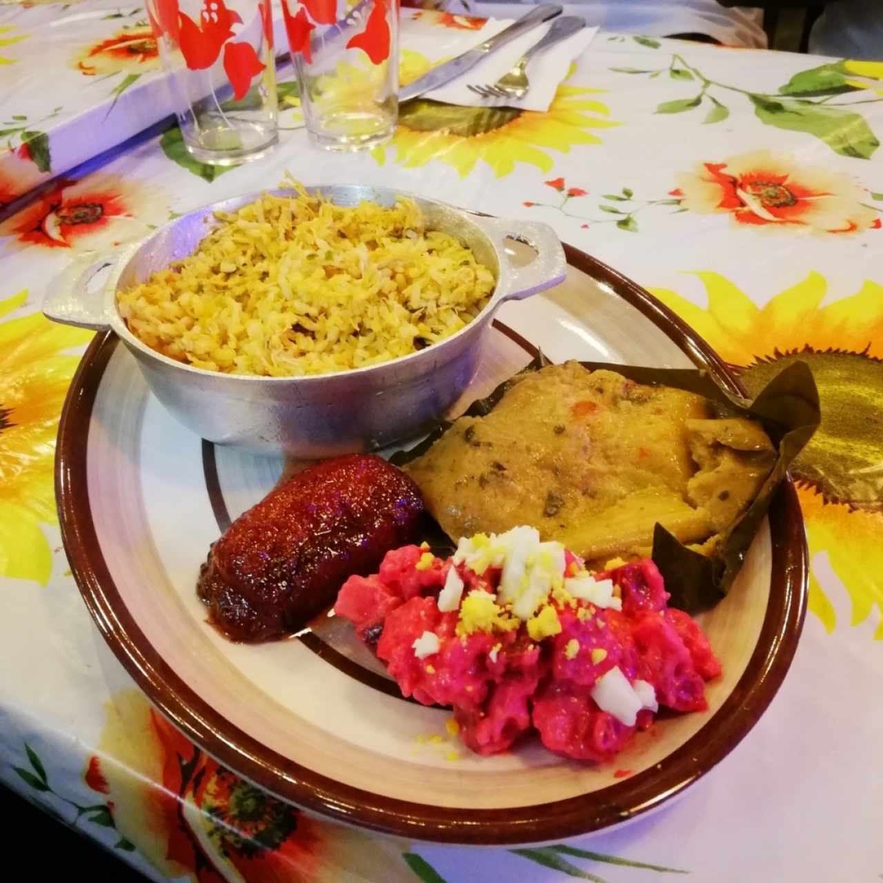 arroz con pollo tradicional, tamal de vegetales, ensalada roja tradicional y platano en tentación.