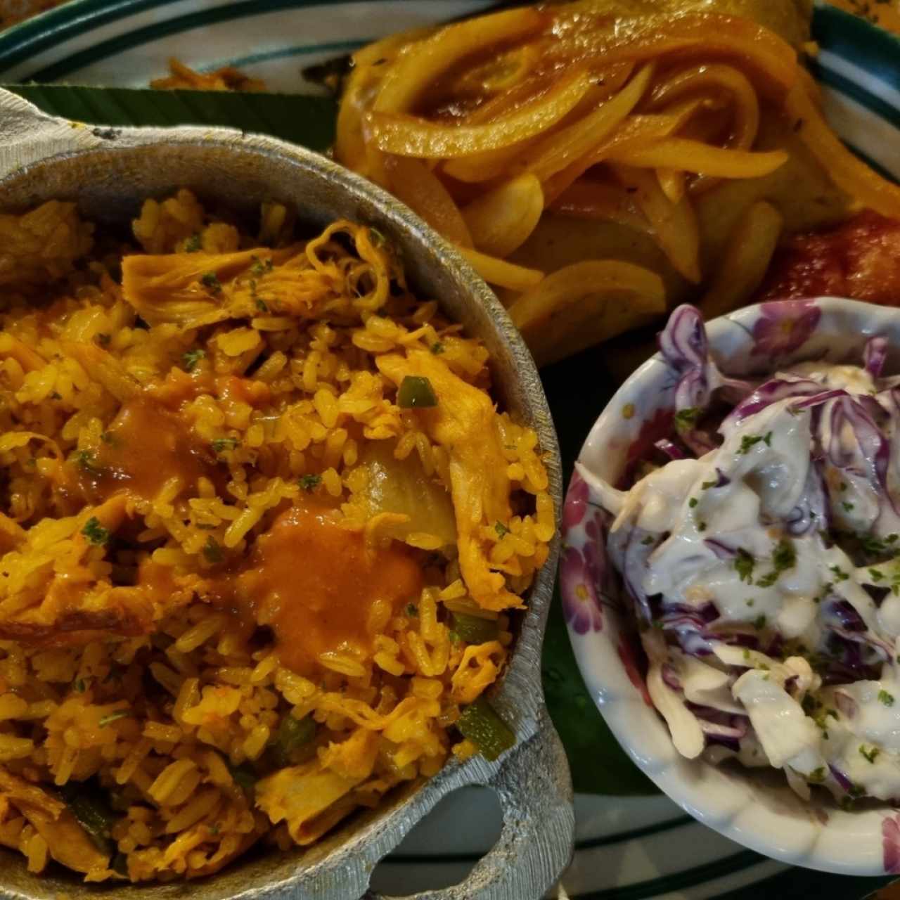 Arroz con pollo, tamal, ensalada de repollo y plátano en tentación