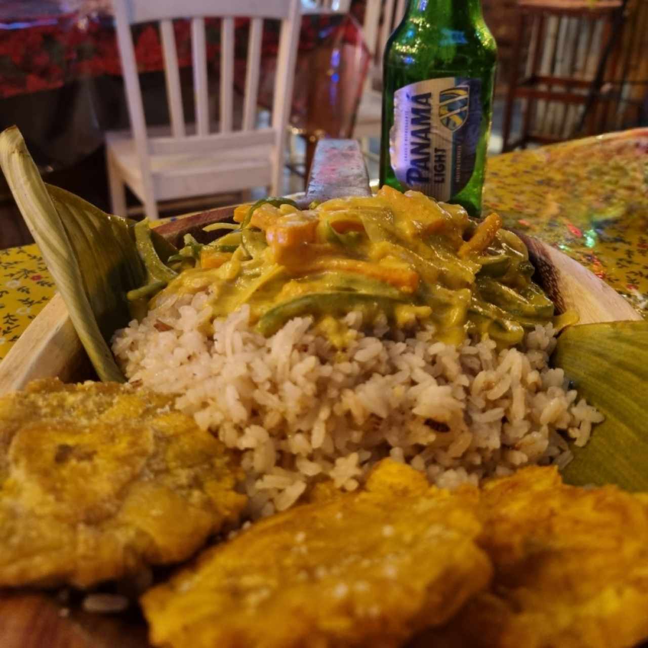 Arroz con coco, Vegetales con coco y curry y patacones (Vegano)