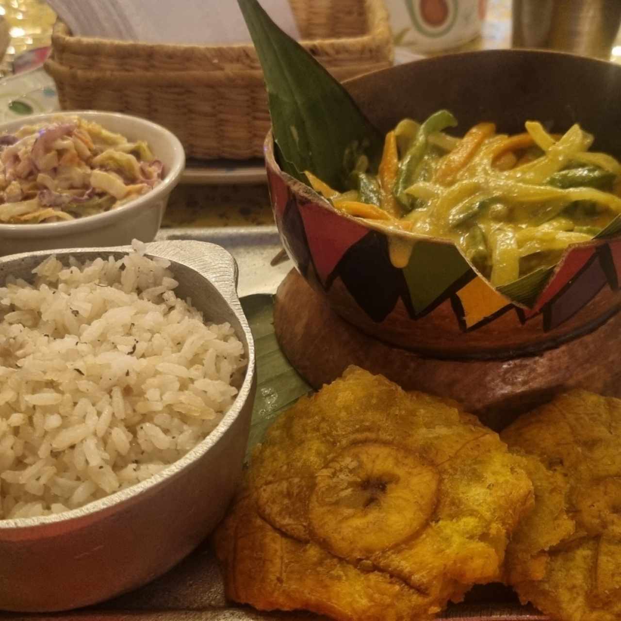 Vegetales con coco y curry, arroz con coco, patacones y ensalada