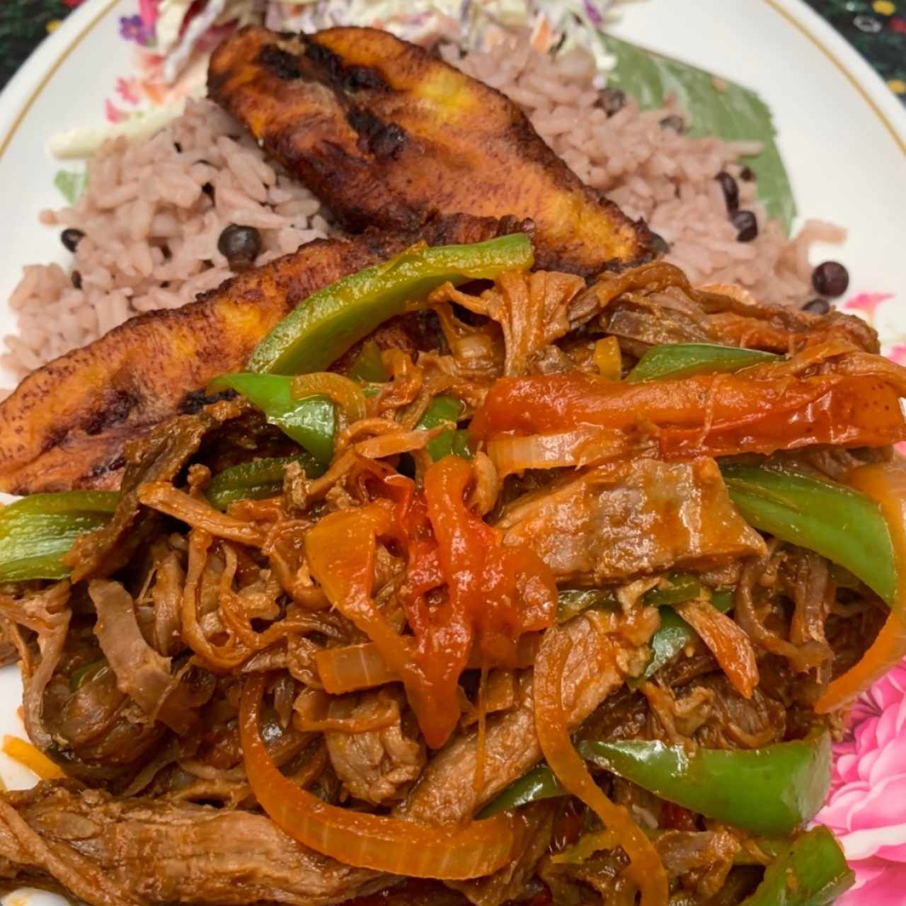 Ropa Vieja con arroz con guandú y tajadas 