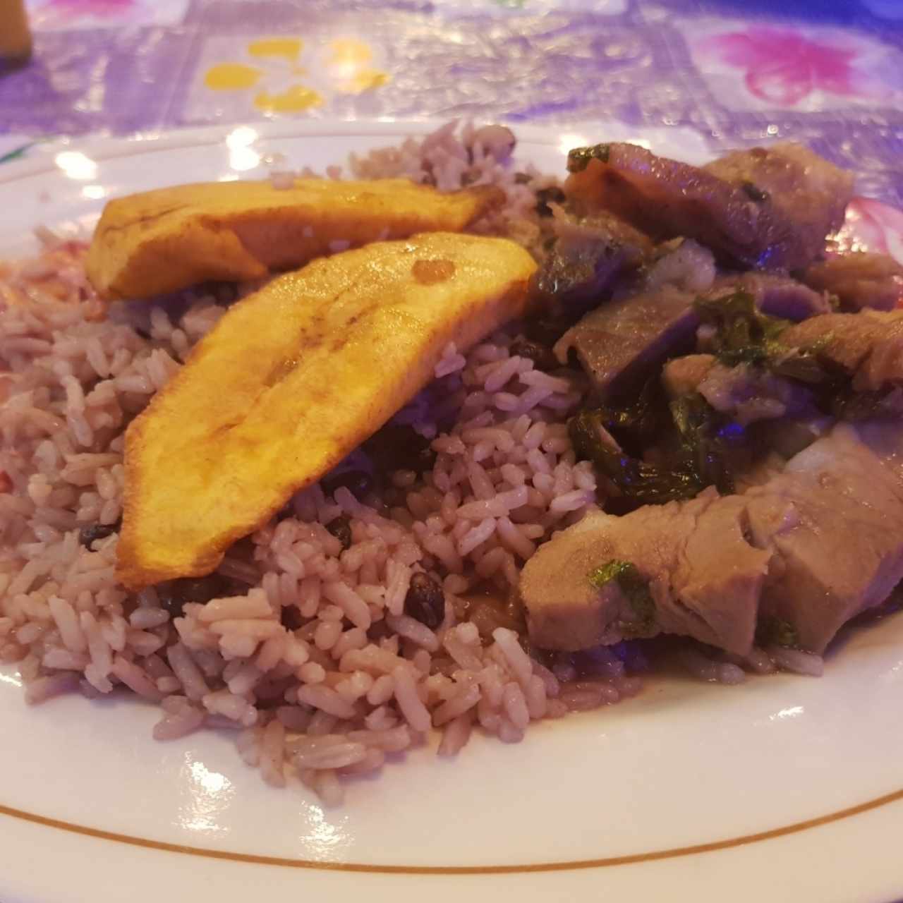 lechona, arroz con guandú y tajadas