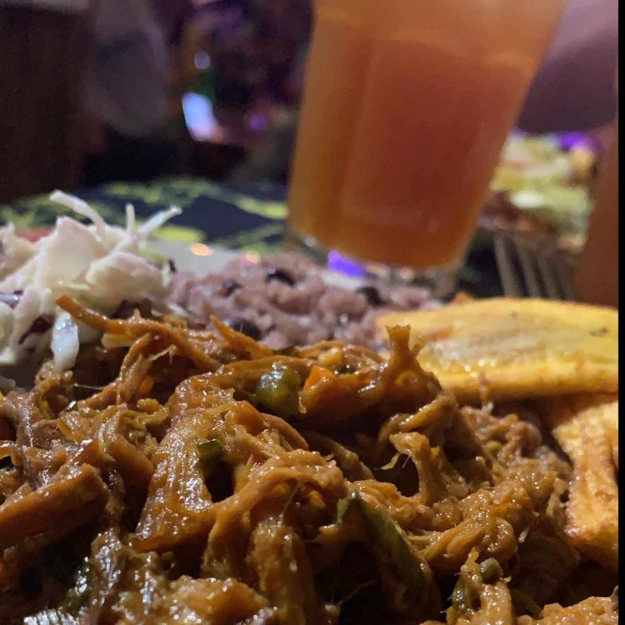 Arroz de Guandu con Eooa Vieja ensalada de repollo, tajadas y Limonada.