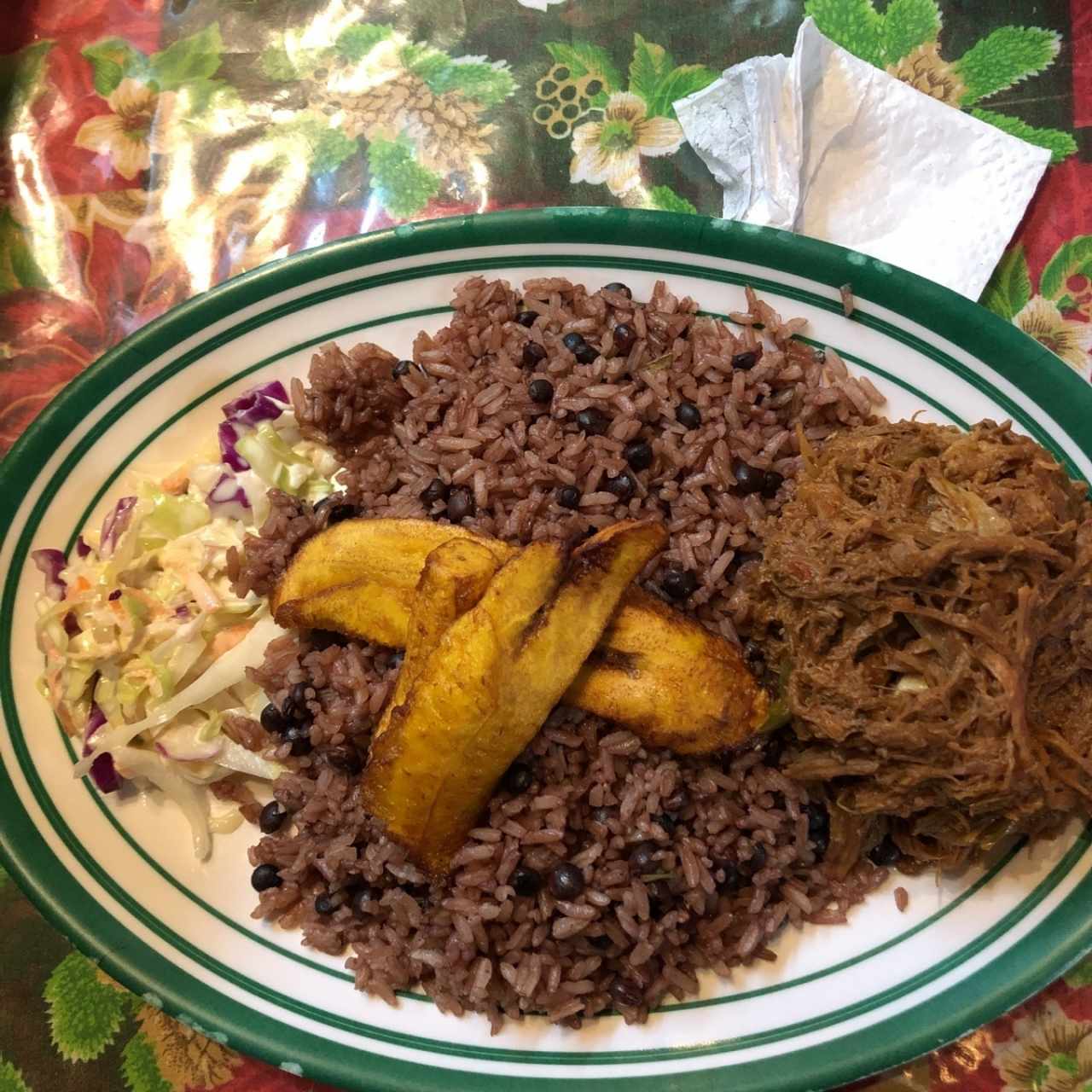 Ropa vieja, arroz guandu y tajadas 