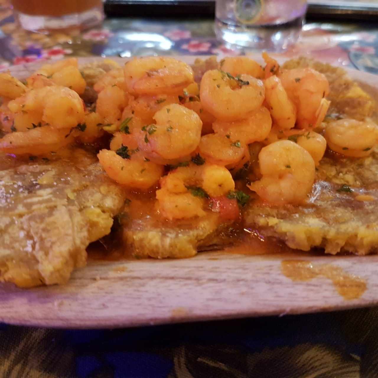 camarones al ajillo y patacones