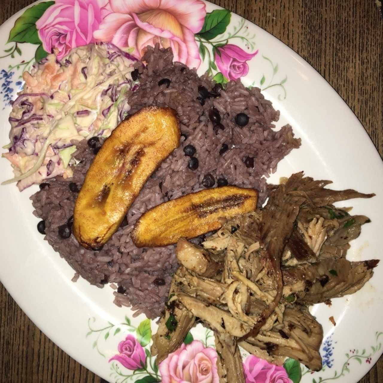 Lechona, Arroz con Coco y Guandú, Ensalada de Repollo y Tajadas