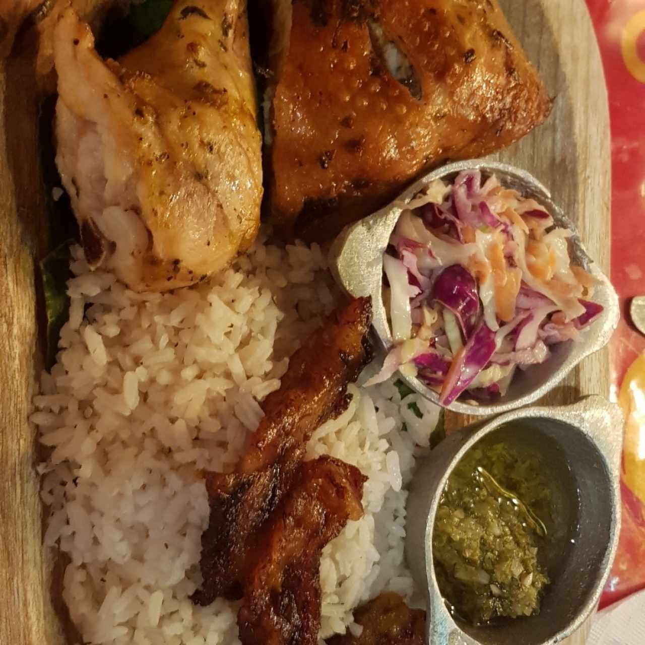 pollo asado en leña con arroz con coco y tajada