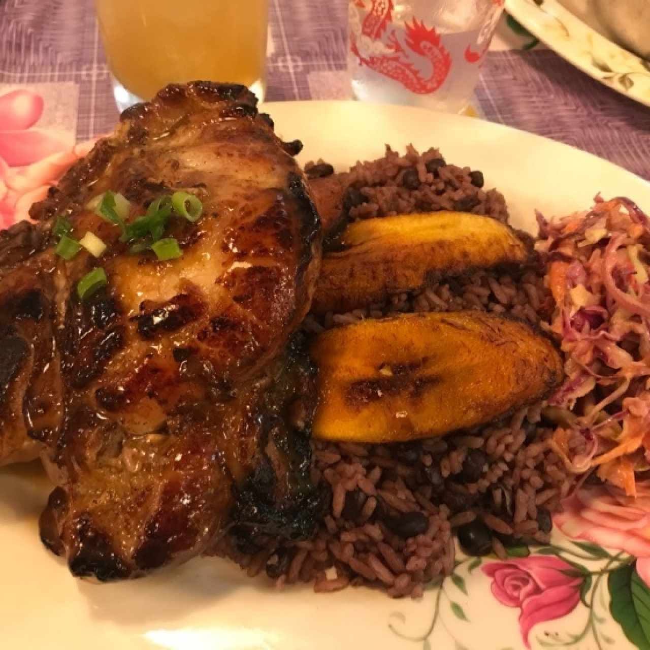 Chuleton, Arroz con guandu, tajada y ensalada de repollo