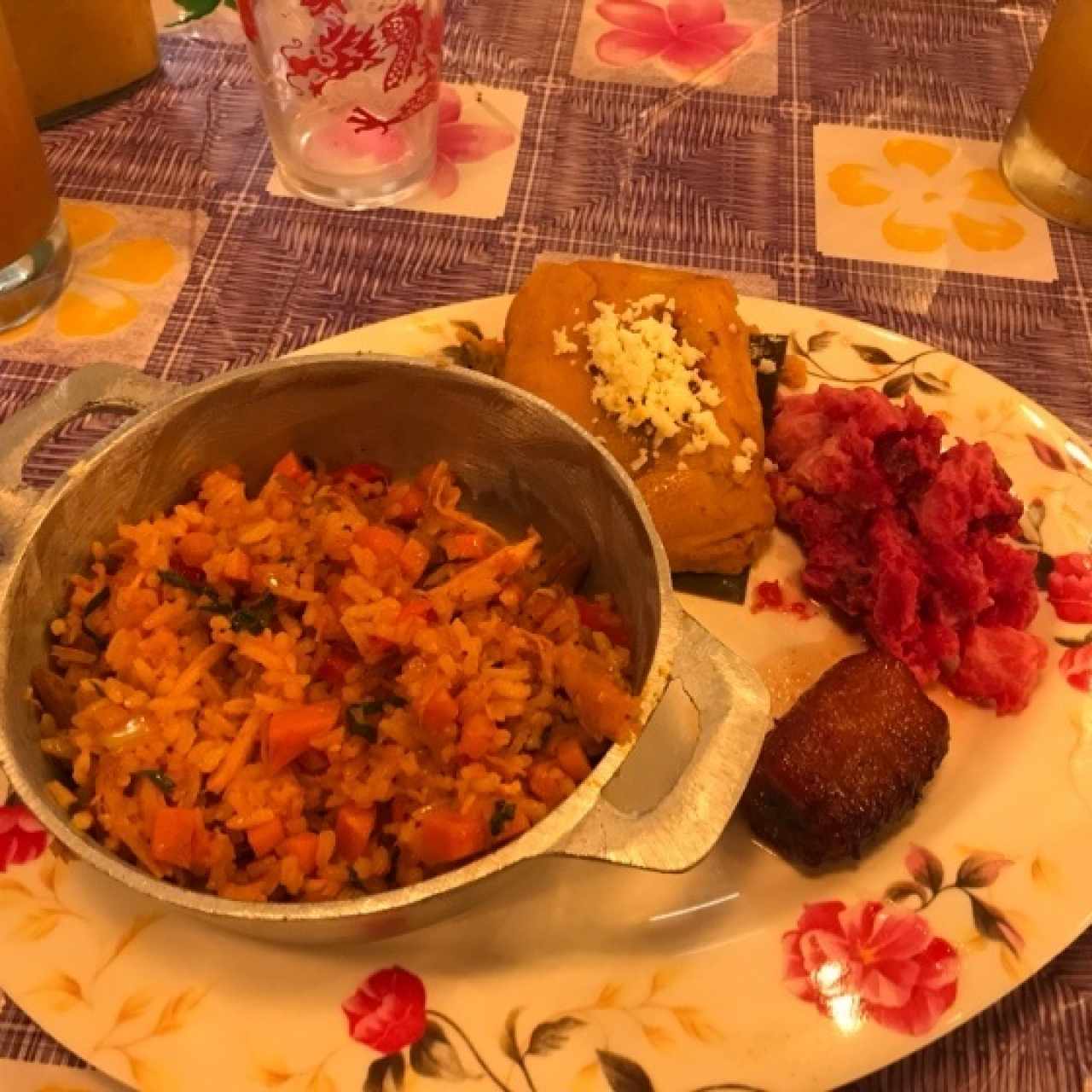 Arroz con pollo, ensalada de feria, tamal y plátano en tentación