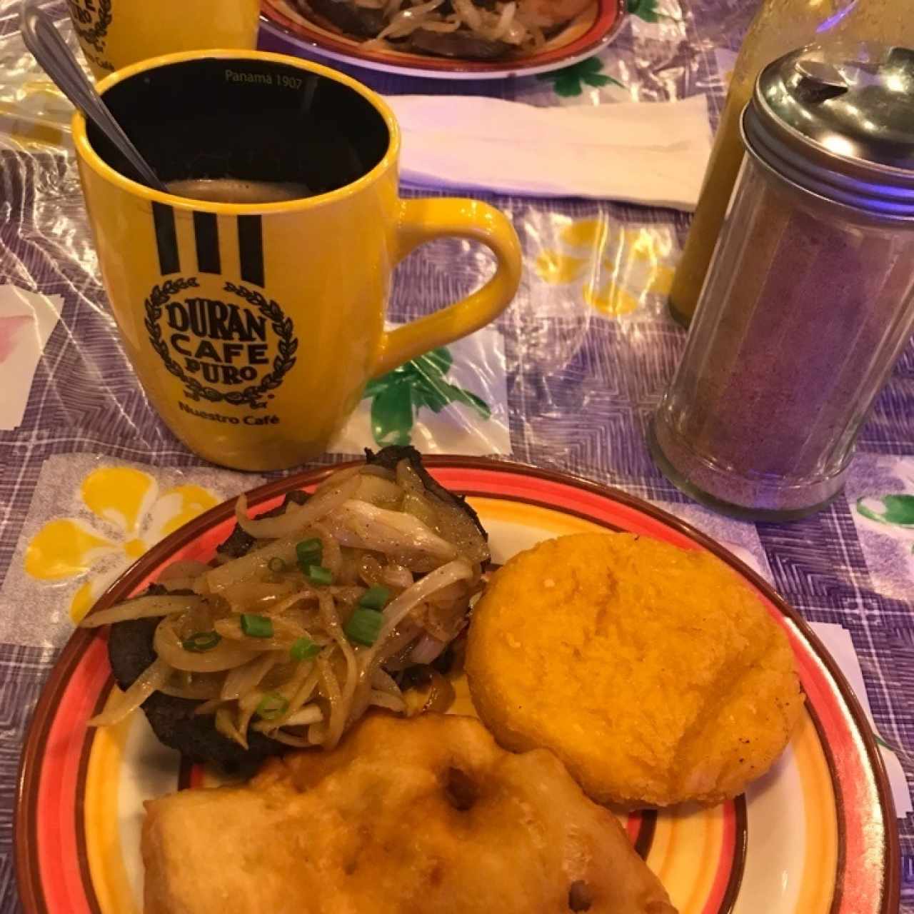 Bisteck de higado encebollado, con hojaldra, tortilla y café 😎