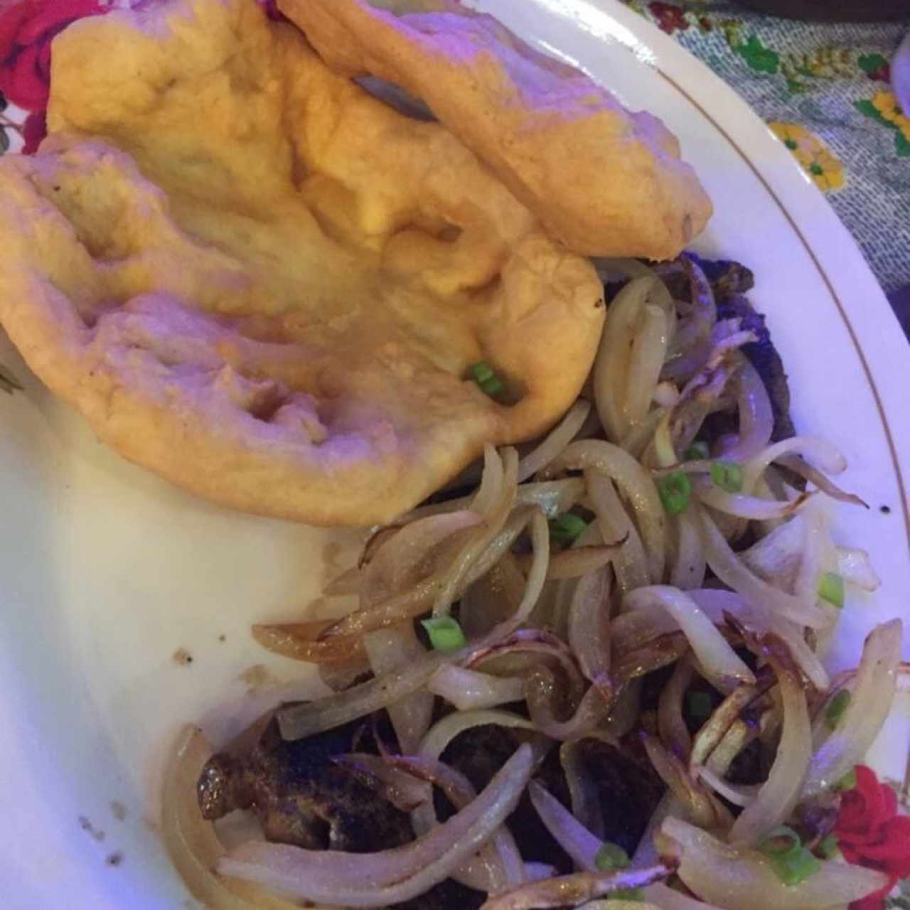 bistec encebollado