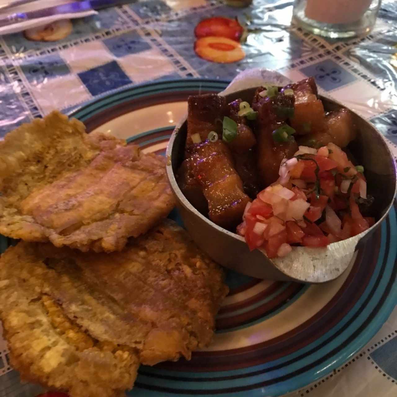 chicharon glaseado con salsa de tamarindo