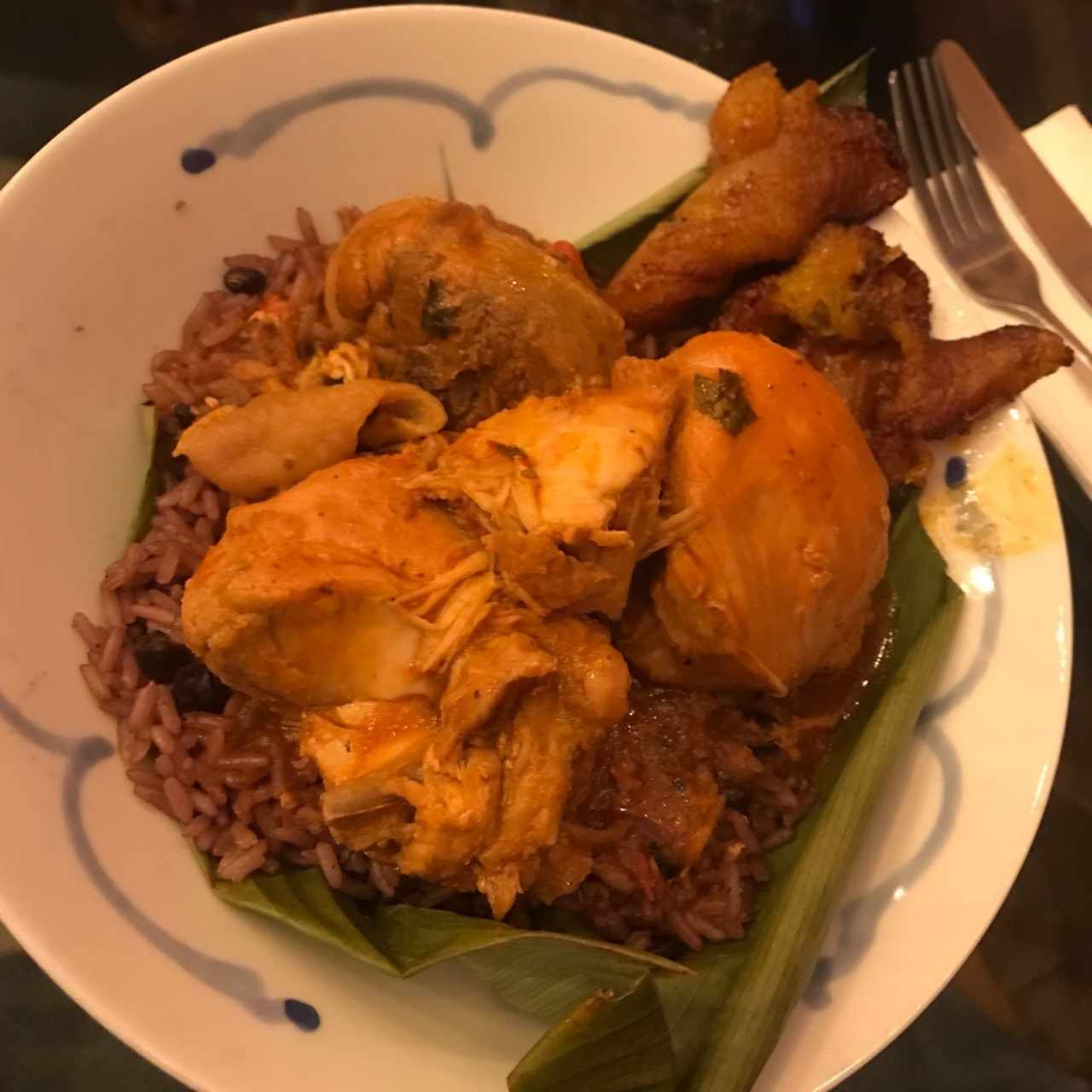 “El mono” pollo guisado y arroz con guandu