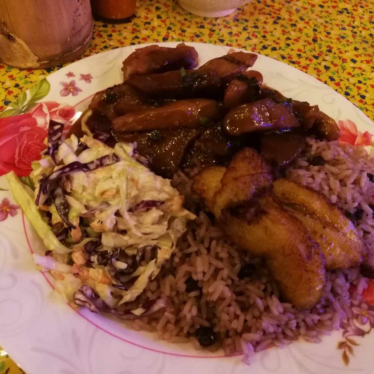 Lechona , arroz con guandu, ensala y tajadas!!!