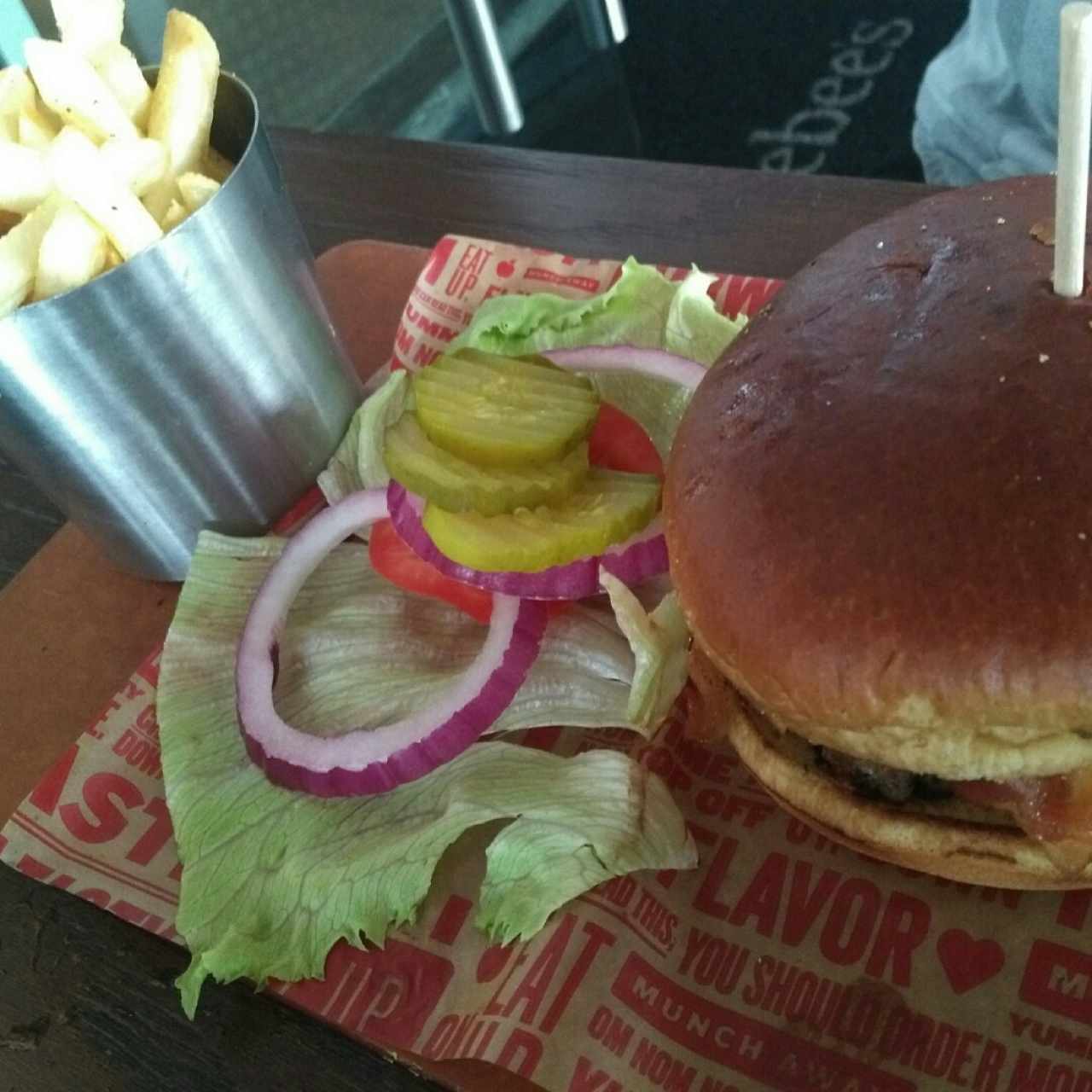 hamburguesa con tocino y papas fritas