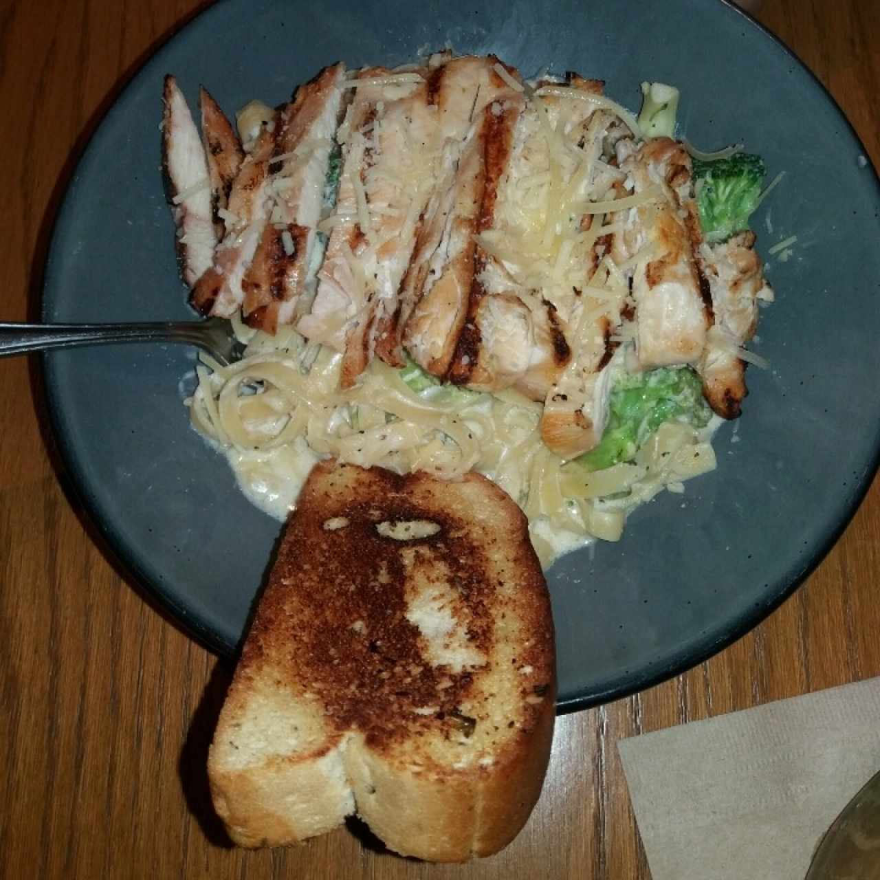 Pasta alfredo con brocoli y pollo