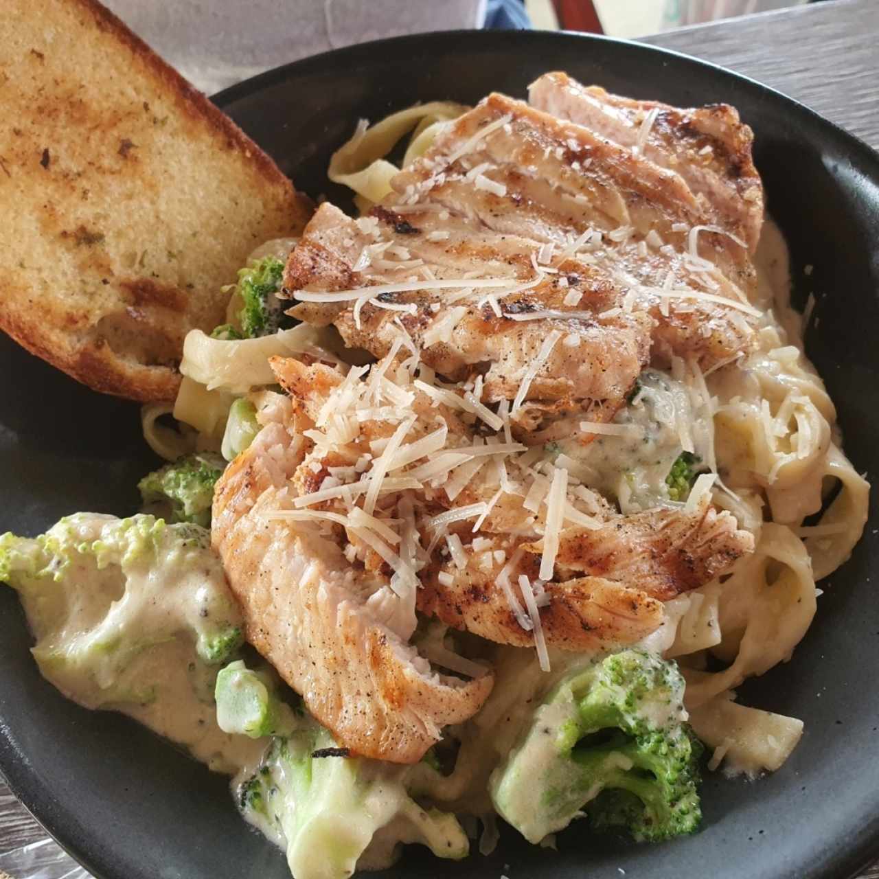 Chicken & Broccoli Alfredo Pasta