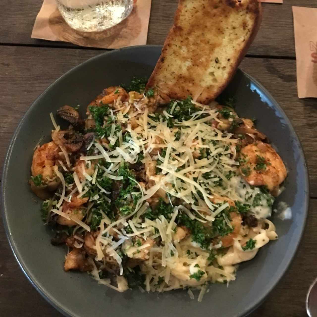 Pasta con camarones y champiñones