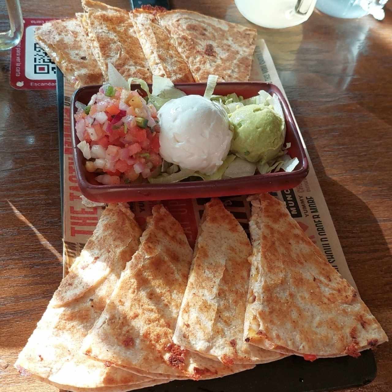 mucha quesadilla de pollo