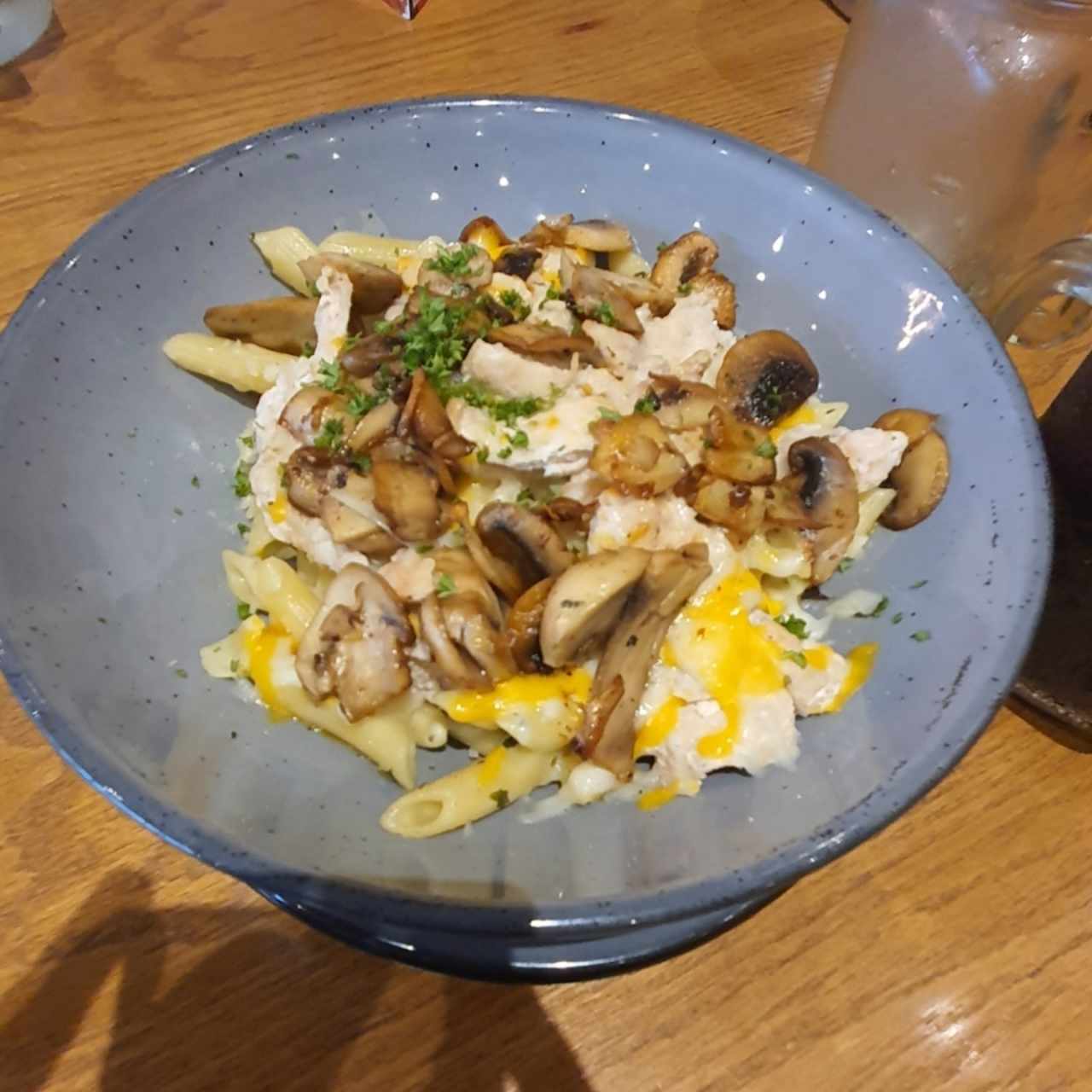 Bowl de pasta penne con pollo en salsa alfredo