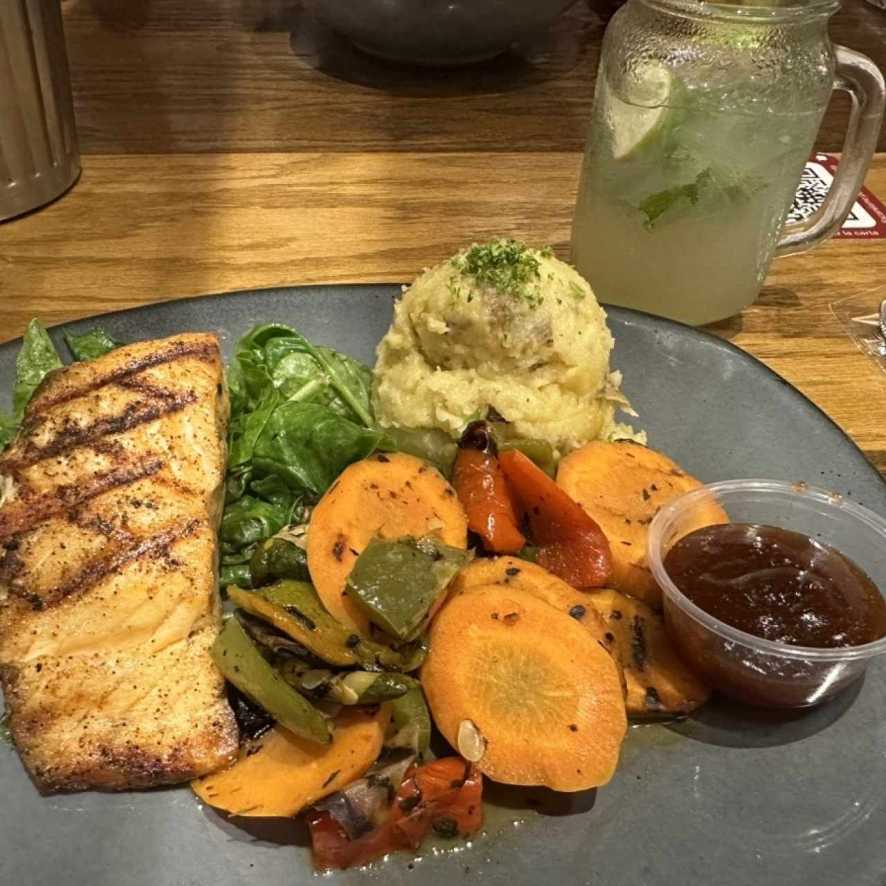 Salmón com Vegetales al horno y pure de papa con limonada con hierbabuena 