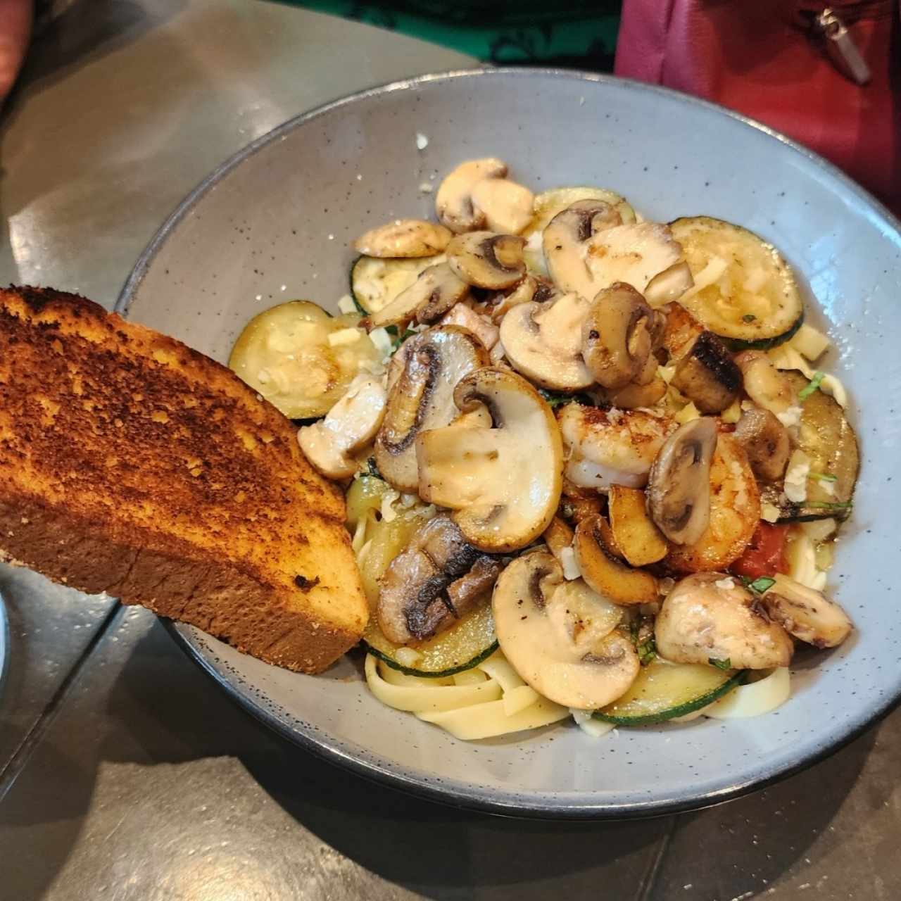 Fettuccine con Camarones Blackened