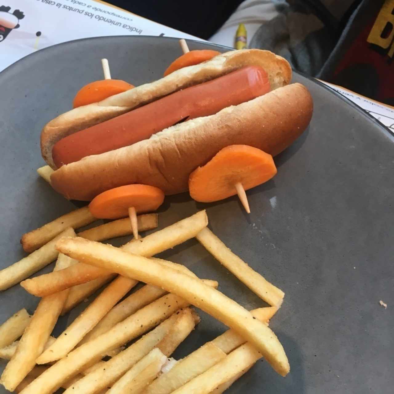 car dog (hot dog del menu de niños )