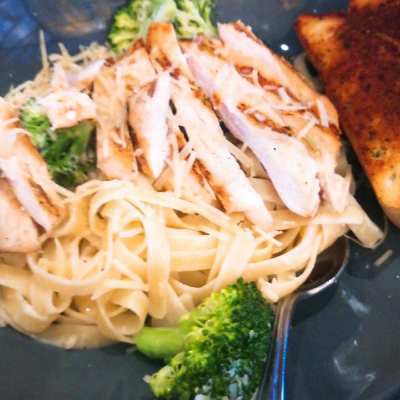 Fettuccine Alfredo con pollo y brócoli