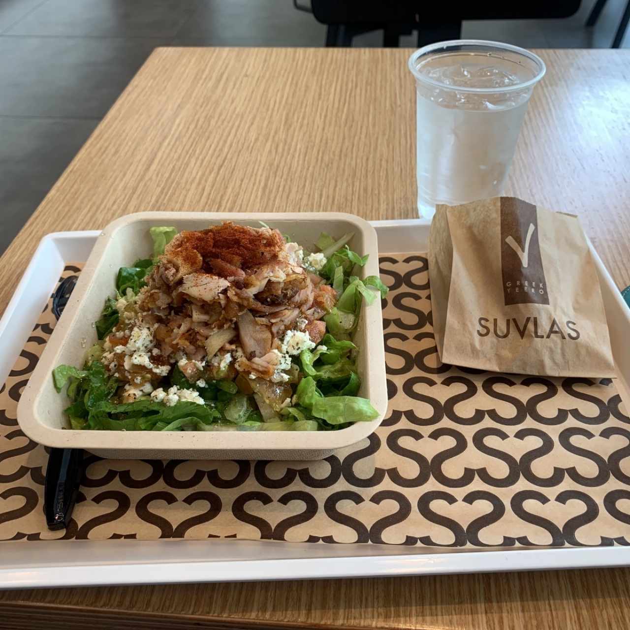 ensalada griega con pollo adicional. y agua del chagres!