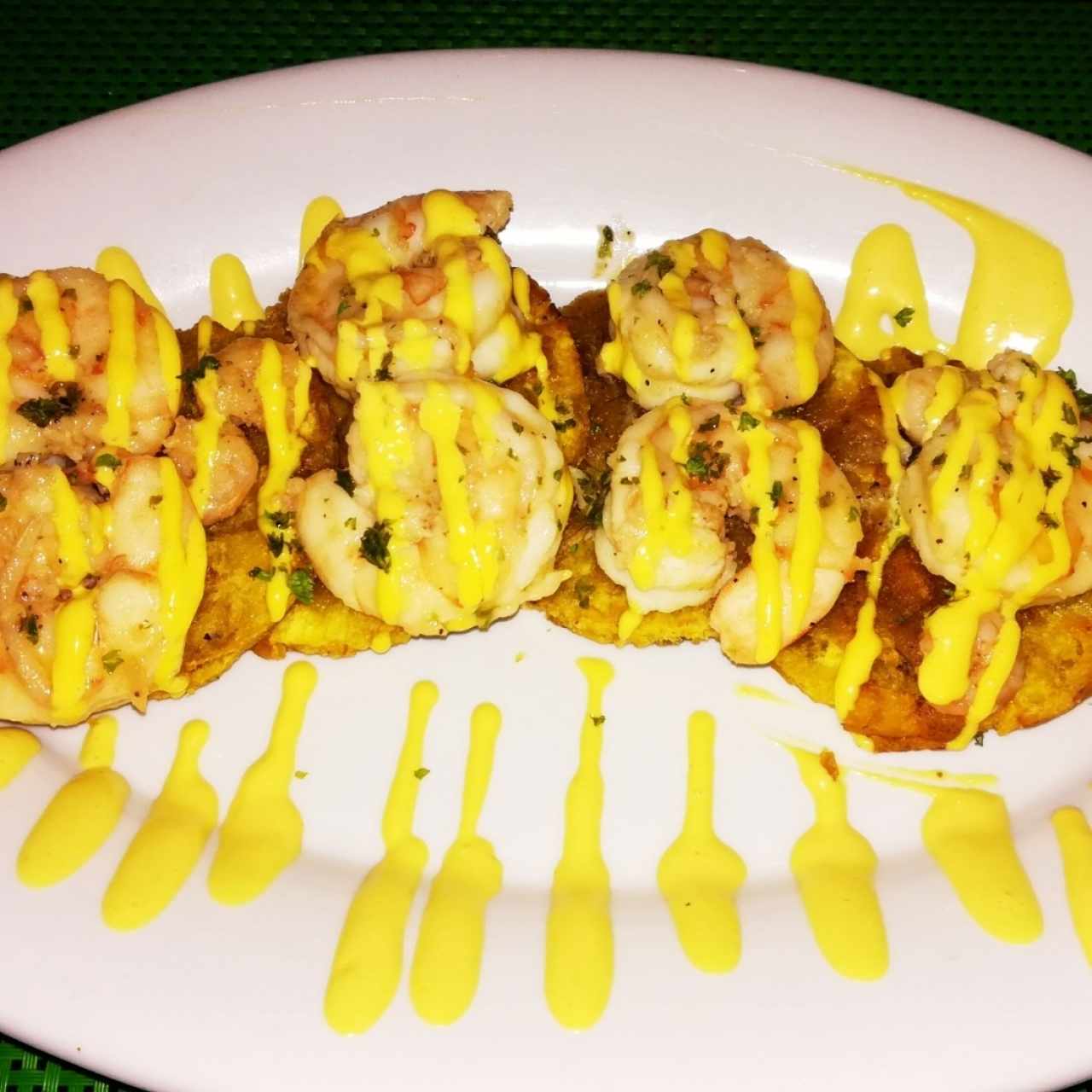 patacones con camarones al ajillo
