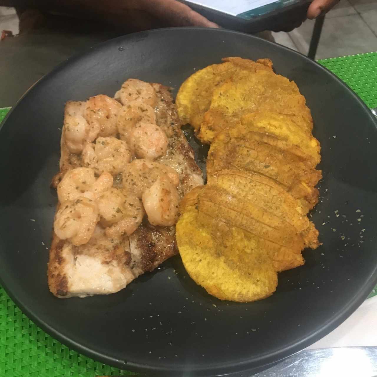 Filete se pescado con camarones al ajillo