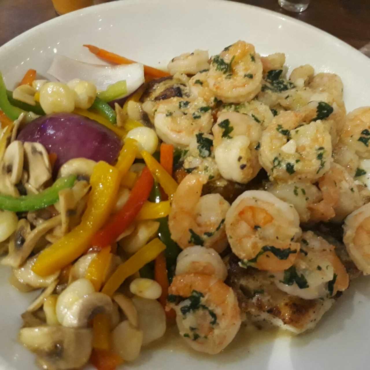 Filete de pescado al ajillo con vegetales